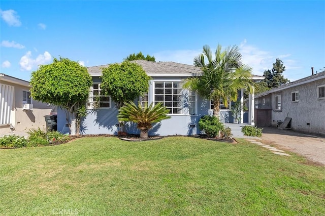 view of front of property featuring a front lawn