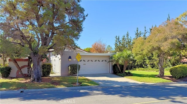 view of front of house featuring a garage and a front yard