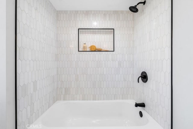 bathroom with tiled shower / bath combo