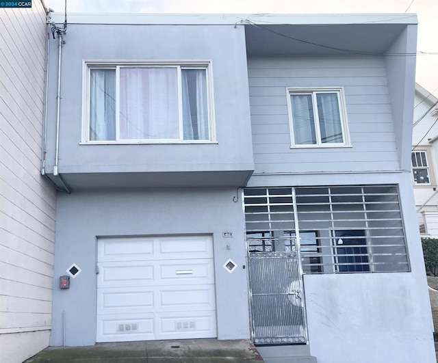 view of front facade featuring a garage