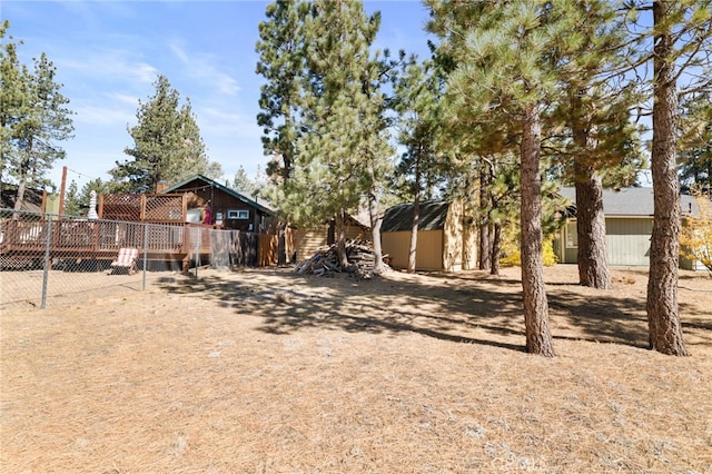 view of yard featuring a storage shed