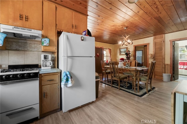 kitchen with wooden ceiling, a notable chandelier, light hardwood / wood-style floors, decorative light fixtures, and white appliances