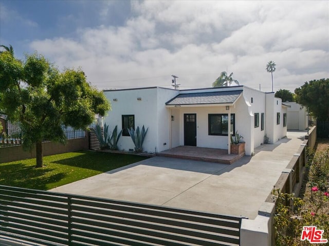 view of front facade featuring a front lawn