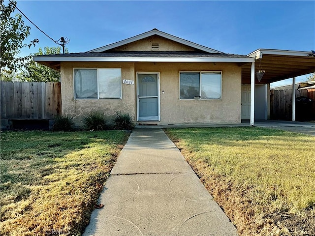 view of front of home featuring a front yard and a carport