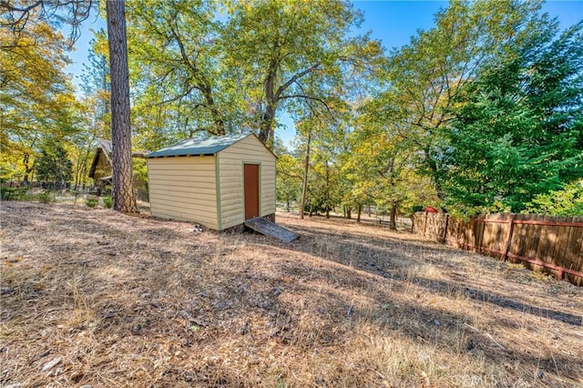 view of yard with a storage unit