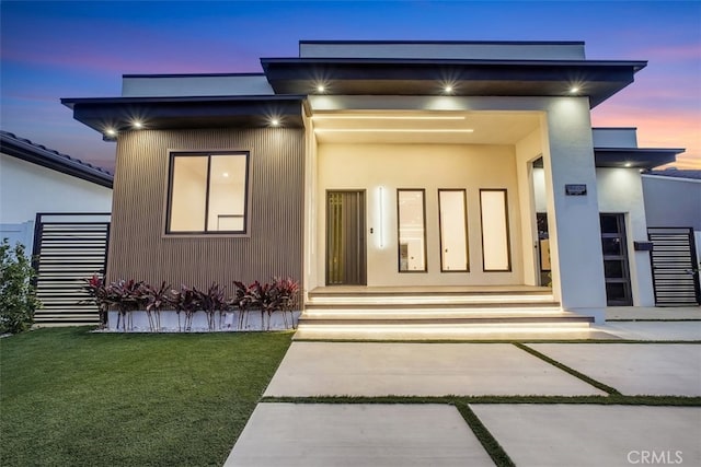 view of front of house featuring a lawn