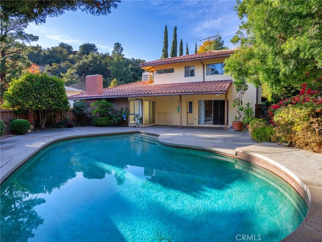 view of swimming pool featuring a patio