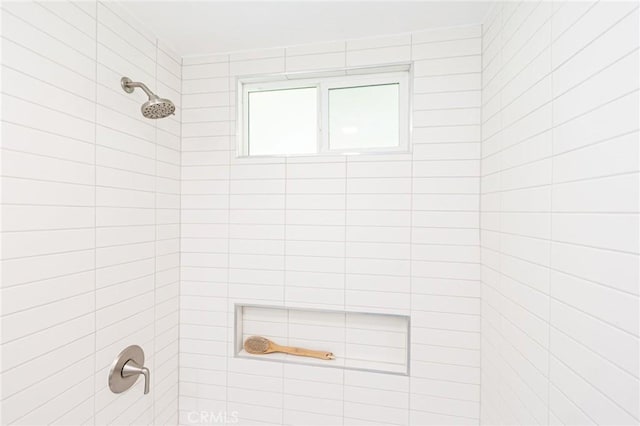 bathroom featuring a tile shower