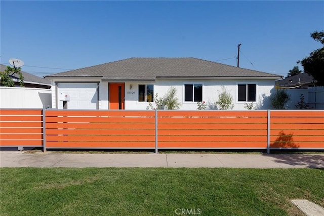 view of front of home featuring a front lawn