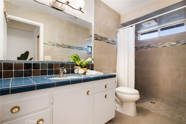 bathroom with a shower with curtain, tile walls, vanity, decorative backsplash, and toilet