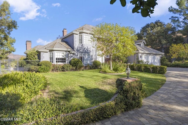 view of front of property featuring a front yard