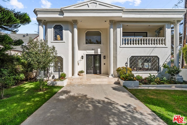 view of front of home featuring a front lawn