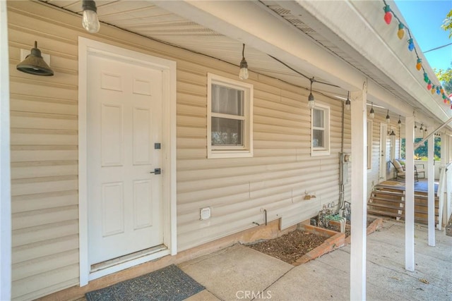 entrance to property featuring a porch