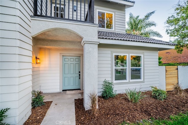 property entrance featuring a balcony