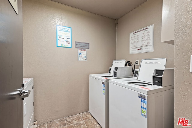 washroom featuring light tile patterned floors and independent washer and dryer