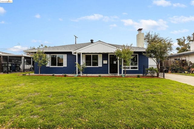 ranch-style home featuring a front lawn