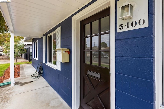 property entrance with covered porch