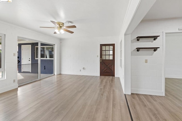 entrance foyer featuring light hardwood / wood-style flooring, ceiling fan, and crown molding