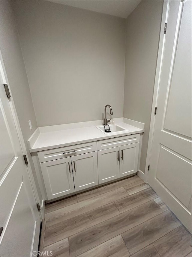 bathroom featuring sink