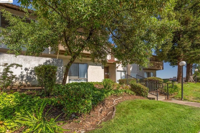 exterior space featuring a front yard