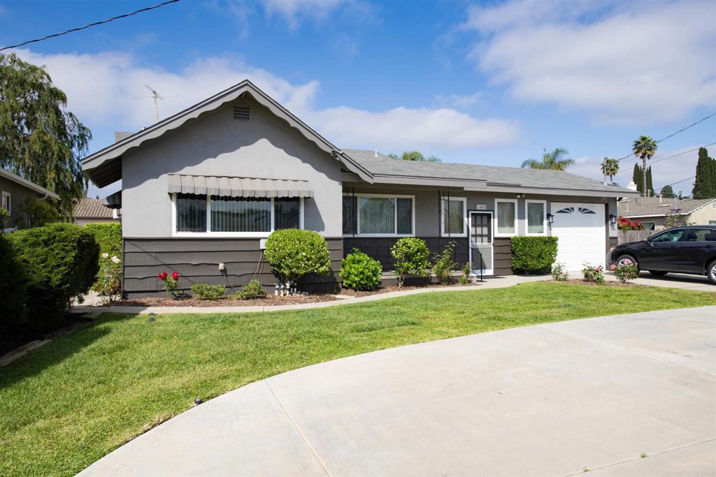 view of front of home featuring a front yard and a garage