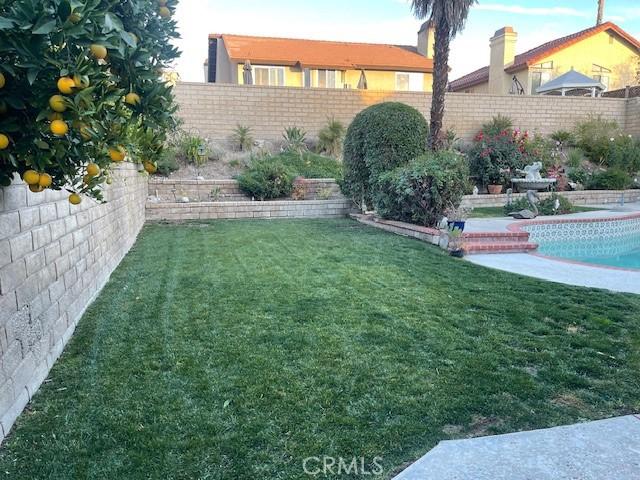 view of yard featuring a fenced in pool