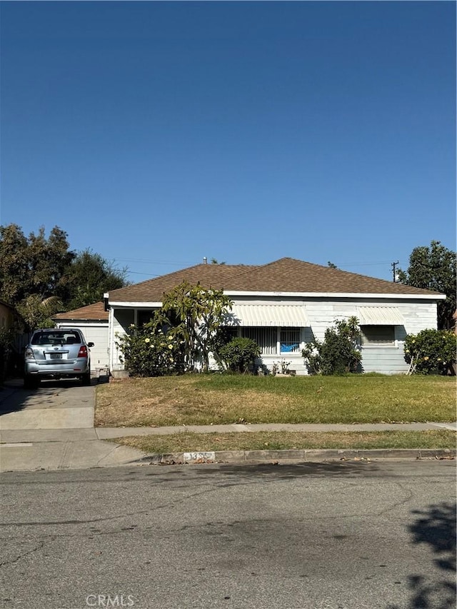 view of front of home featuring a front lawn