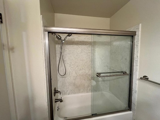 bathroom with enclosed tub / shower combo