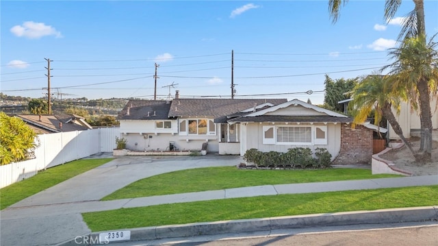 single story home featuring a front yard