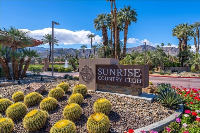 community / neighborhood sign featuring a mountain view