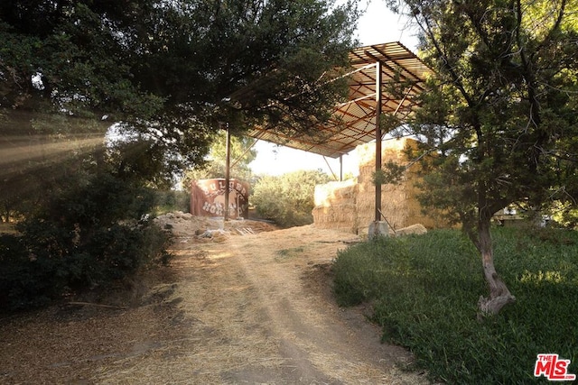 view of yard featuring an outdoor structure