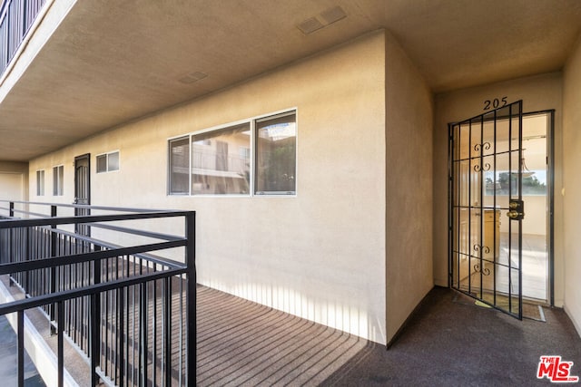 property entrance featuring a balcony