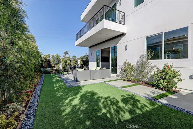 view of yard featuring a patio area