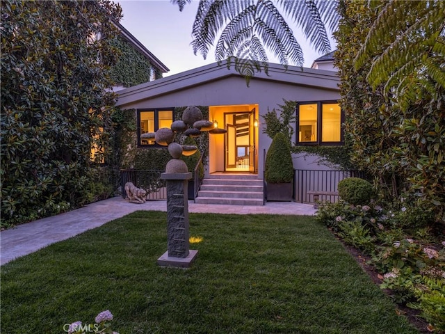 view of front of property featuring a lawn