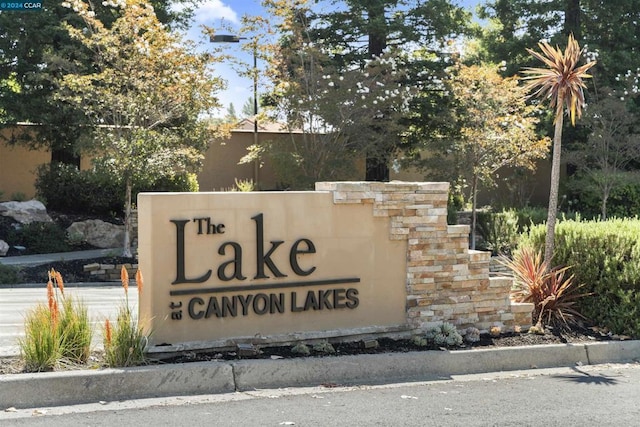 view of community / neighborhood sign