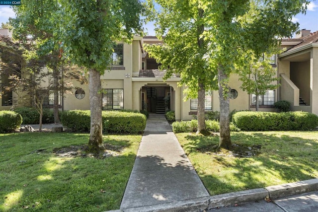 view of front of house with a front lawn