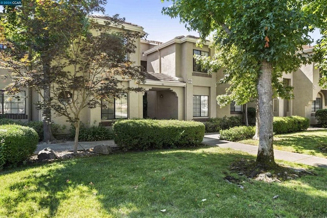 view of front of home featuring a front yard