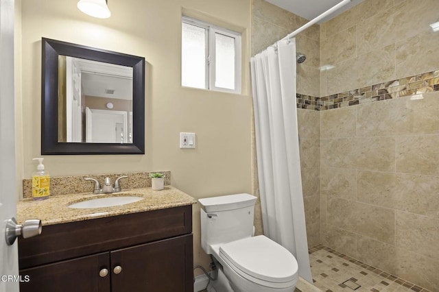 bathroom with a shower with curtain, vanity, and toilet