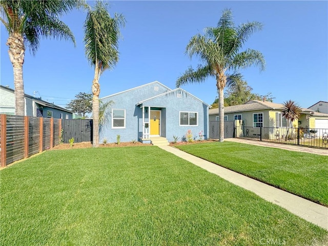 view of front of home featuring a front lawn