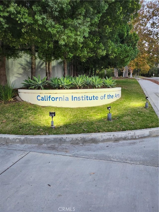 community / neighborhood sign featuring a yard