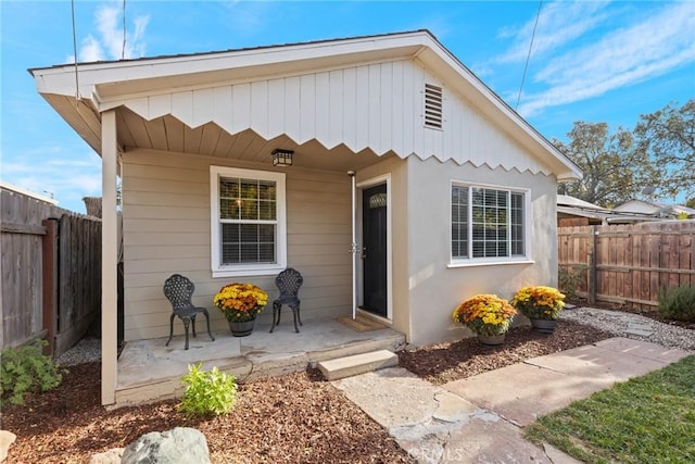 view of front of property featuring a patio area