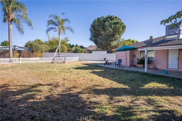 view of yard featuring a patio area