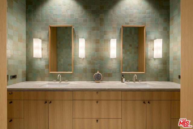 bathroom featuring decorative backsplash and vanity