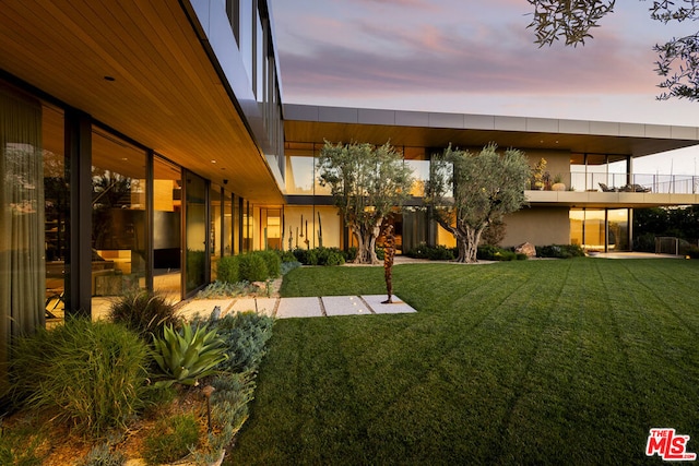 view of yard at dusk