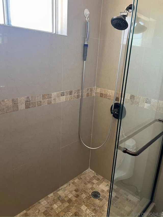 bathroom featuring a tile shower