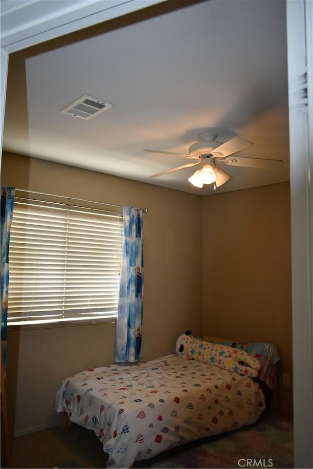 bedroom with ceiling fan