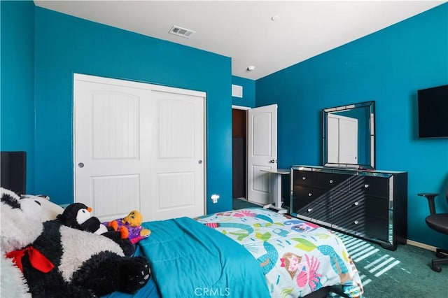 bedroom featuring carpet floors and a closet