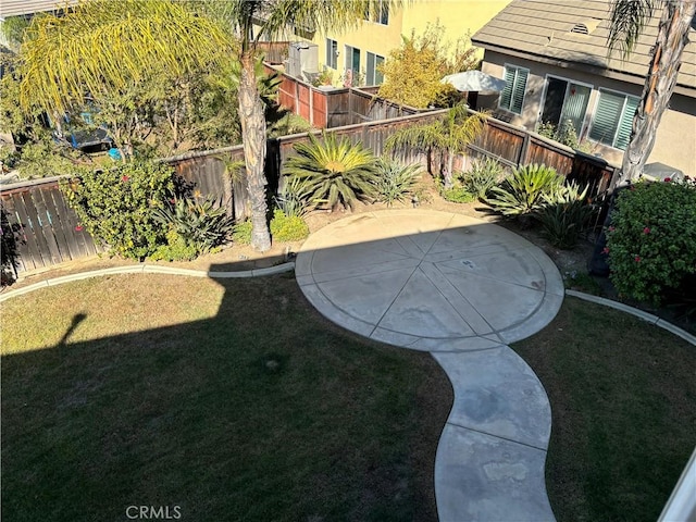 view of yard featuring a patio