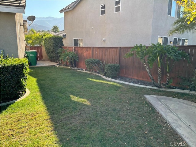 view of yard featuring a mountain view