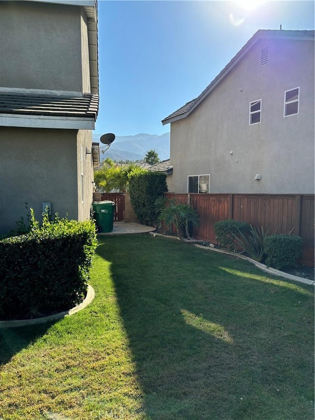 view of yard featuring a mountain view